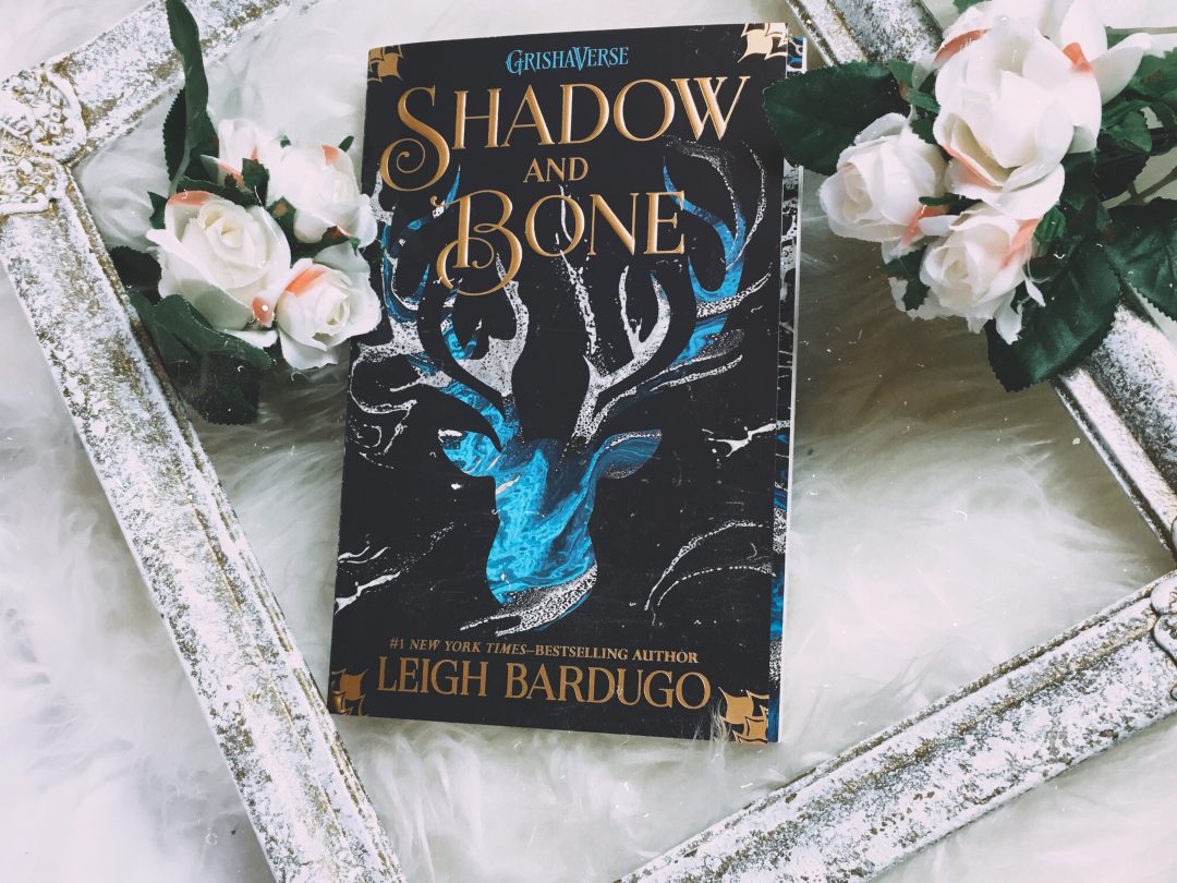 Leigh Bardugo Grishaverse Shadow and Bone [Band1] Beauty and the book
